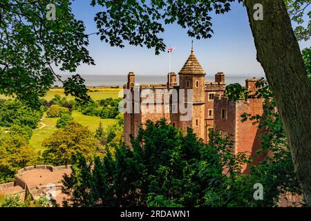 Castello di Dunster con il canale di Bristol Beyond, Somerset, Inghilterra, Regno Unito Foto Stock