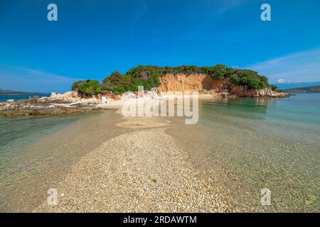 Le isole gemelle di Ksamil sono due piccole isole situate al largo della costa di Ksamil, in Albania. Le isole sono collegate da uno stretto banco di sabbia e sono note per questo Foto Stock