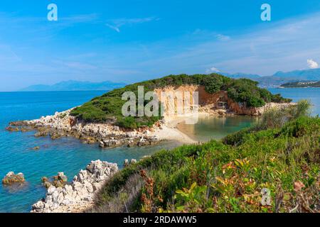 Nelle isole Ksamil dell'Albania, puoi noleggiare una barca per esplorare le isole e le acque circostanti. Le isole Ksamil sono un luogo popolare per festeggiare Foto Stock