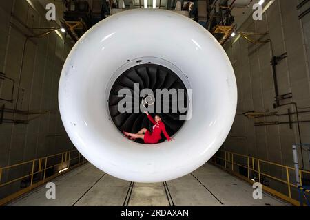 USO EDITORIALE SOLO Lauren Alcorn dopo il successo del test a terra della miscela Sustainable Aviation Fuel (SAF) sul motore Rolls-Royce Trent 1000 guidato dalla Virgin Atlantic, Derby. Data di emissione: Giovedì 2023 luglio. Foto Stock