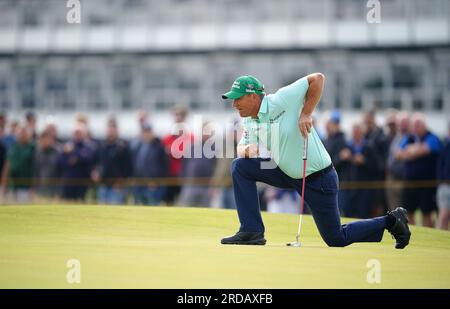 Padraig Harrington della Repubblica d'Irlanda prepara un putt sul 1st green durante il primo giorno dell'Open al Royal Liverpool, Wirral. Data foto: Giovedì 20 luglio 2023. Foto Stock