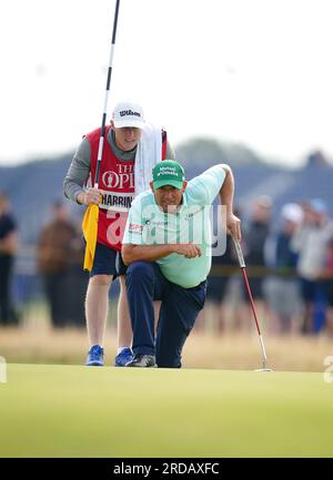 Padraig Harrington della Repubblica d'Irlanda prepara un putt sul 1st green durante il primo giorno dell'Open al Royal Liverpool, Wirral. Data foto: Giovedì 20 luglio 2023. Foto Stock