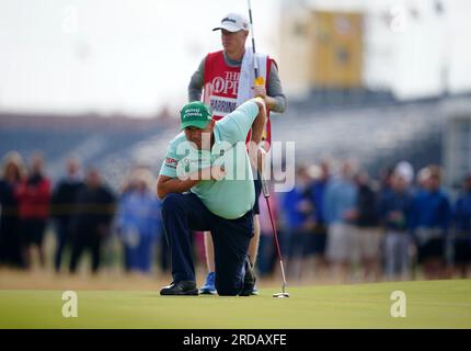 Padraig Harrington della Repubblica d'Irlanda prepara un putt sul 1st green durante il primo giorno dell'Open al Royal Liverpool, Wirral. Data foto: Giovedì 20 luglio 2023. Foto Stock