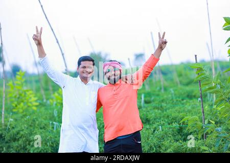 Agricoltore indiano che dà soldi al suo lavoratore , agricoltore intelligente, giovane agricoltore, agricoltura intelligente Foto Stock