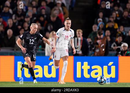 Auckland, nuova Zelanda. 20 luglio 2023. Betsy Hassett (12 nuova Zelanda) e Caroline Graham Hansen (10 Norvegia) durante la partita di calcio del gruppo FIFA Womens World Cup 2023 tra nuova Zelanda e Norvegia all'Eden Park di Auckland, nuova Zelanda. (Ane Frosaker/SPP) credito: SPP Sport Press Photo. /Alamy Live News Foto Stock