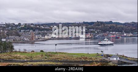 Un traghetto della CalMac si avvicina a Oban nel Sound of Kerrera Foto Stock