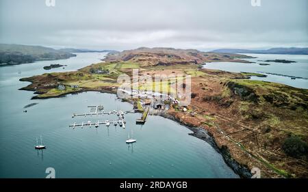 L'isola di Kerrera, appena al largo della costa di Oban, Argyll, con Kerrera Marina in primo piano Foto Stock