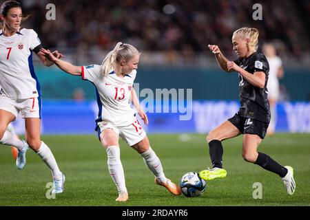 Auckland, nuova Zelanda. 20 luglio 2023. Betsy Hassett (12 nuova Zelanda) e Thea Bjelde (13 Norvegia) durante la partita di calcio del gruppo FIFA Womens World Cup 2023 tra nuova Zelanda e Norvegia all'Eden Park di Auckland, nuova Zelanda. (Ane Frosaker/SPP) credito: SPP Sport Press Photo. /Alamy Live News Foto Stock