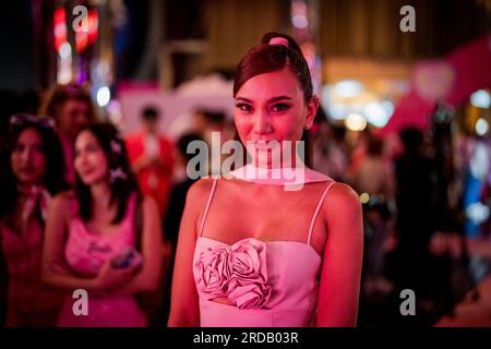 Bangkok, Thailandia. 20 luglio 2023. Un artista partecipa alla prima del film "Barbie" a Bangkok. Fan e artisti assistono all'esclusiva anteprima su tappeto rosa di "Barbie" al Siam Paragon Cineplex il 19 luglio 2023. Crediti: Matt Hunt/Neato/Alamy Live News Foto Stock