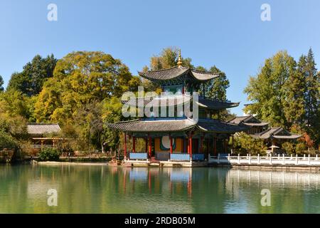 Pagoda sul lago Black Dragon a Lijiang circondato da alberi. Novembre 2019 Foto Stock