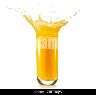 Succo d'arancia fresco che fuoriesce dal vetro alto isolato su sfondo bianco. Foto Stock