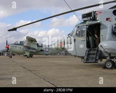 Fairey Gannet ECM.6 XG797 si è trasferito fuori dall'hangar del museo per una mostra esterna per l'airshow di ottobre all'IWM Duxford, Regno Unito. Royal Navy Sea King Foto Stock