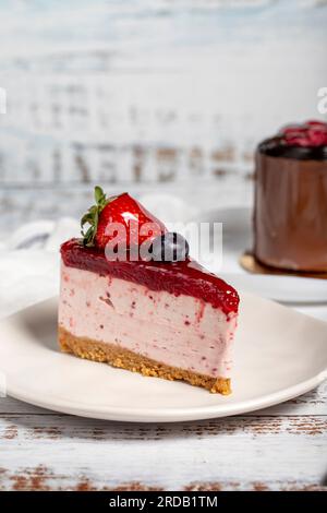 Tipi di torte. Cheesecake e torta panna su fondo di legno. Primo piano Foto Stock
