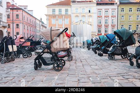 Molte carrozze vuote parcheggiate sulla strada cittadina. Molti passeggini in città Foto Stock