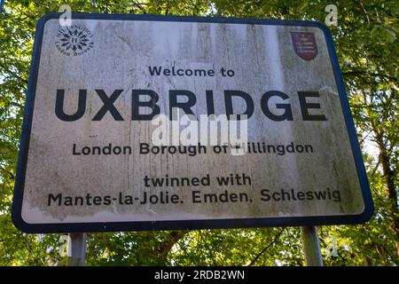 Uxbridge, Regno Unito. 20 luglio 2023. E' stata una mattinata intensa a Uxbridge mentre gli elettori si sono recati alle elezioni suppletive locali di Uxbridge e South Ruislip, dove il seggio è stato detenuto dall'ex primo ministro conservatore Boris Johnson. Si prevede che i lavoratori vinceranno i sondaggi oggi, tuttavia, molti elettori sono furiosi che Uxbridge diventi parte della zona a bassissima emissione proposta dal sindaco laburista di Londra Sadiq Khan. Ciò può significare che gli elettori votano per partiti alternativi come i liberaldemocratici o i verdi. Credito: Maureen McLean/Alamy Live News Foto Stock