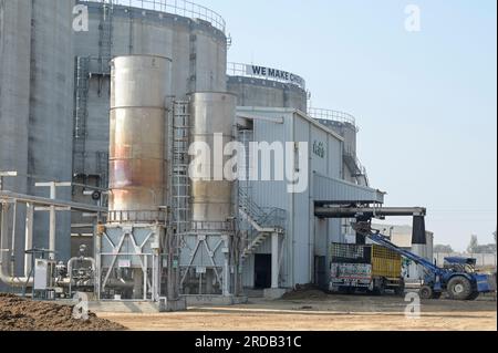 INDIA, Punjab, Lehragaga, impianto di Verbio biogas trasformazione della paglia di risata in biogas e compost GNC, in passato la paglia di riso veniva bruciata nei campi dall'agricoltore , vasche di fermentazione/INDIEN, Verbio Biogasanlage gewinnt aus der fermentation von Reis Stroh hochwertiges CNG Biogas und Kompost, früher wurde das Reisstroh von den Landwirten auf den Feldern abgebrannt, Gärbehälter und Gasfackel Foto Stock