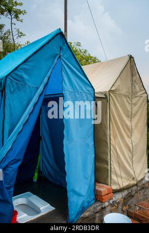 Tende da toilette all'aperto con sedili per toilette indiani. Campeggio a Uttarakhand, India. Foto Stock