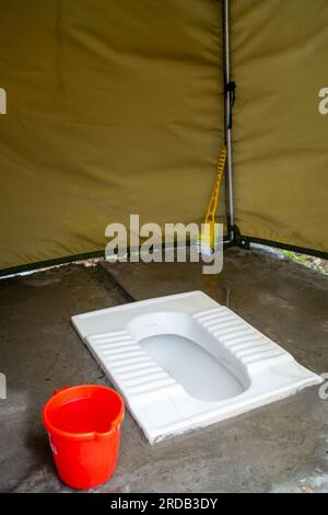 Tende da toilette all'aperto con sedili per toilette indiani. Campeggio a Uttarakhand, India. Foto Stock