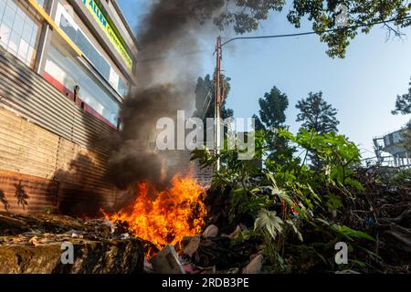 18 novembre 2022. Combustione di rifiuti inorganici che producono grandi fiamme e fumi neri. Uttarakhand India. Foto Stock