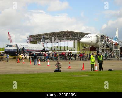 Concorde G-AXDN all'esterno del nuovo super hangar dello spazio aereo in costruzione a IWM Duxford, Regno Unito. Al termine, le grandi mostre saranno esposte all'interno Foto Stock