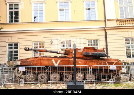 Leopoli, Ucraina - 4 settembre 2022: La battaglia russa T-72 bruciò un carro armato in una mostra di invasione russa nella piazza del mercato Foto Stock