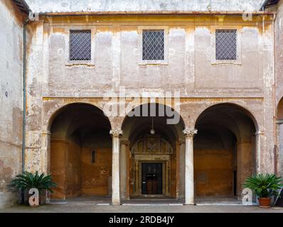 Roma, Lazio, Italia, il portico Santi quattro Coronati è un'antica basilica di Roma. Foto Stock