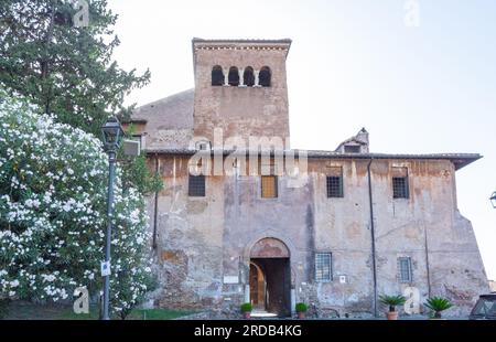 Roma, Lazio, Italia, Santi quattro Coronati è un'antica basilica di Roma dedicata a quattro santi e martiri anonimi. Foto Stock