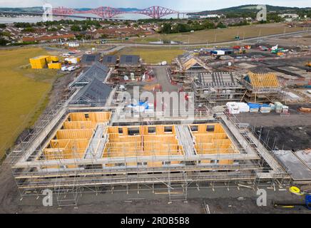 Vista aerea di nuove abitazioni in costruzione presso il Bridgewater Village nel South Queensferry, West Lothian, Scozia, Regno Unito Foto Stock