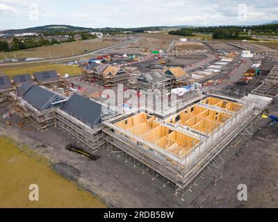 Vista aerea di nuove abitazioni in costruzione presso il Bridgewater Village nel South Queensferry, West Lothian, Scozia, Regno Unito Foto Stock