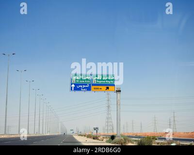 Cairo, Egitto, giugno 30 2023: Un cartello informativo sul traffico laterale sull'autostrada del deserto di Suez Cairo mostra le indicazioni per la tangenziale regionale, 30 giugno asse Foto Stock