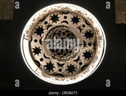 Frammento della parte centrale del grande rosone dell'antica facciata romanica di Obradoiro Museo della Cattedrale di Santiago de Compostela Galizia Spagna Foto Stock