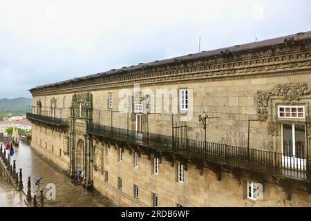 Facciata del Parador Museo Santiago lussuoso hotel 5 stelle in una piovosa giornata di giugno Plaza del Obradoiro Santiago de Compostela Galizia Spagna Foto Stock