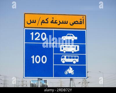 Cairo, Egitto, giugno 30 2023: Un cartello stradale informativo sul traffico laterale sull'autostrada Suez Cairo mostra il limite di velocità massimo per le auto private di 120 KM e il Foto Stock