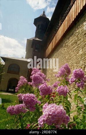 Sucevita, Contea di Suceava, Romania, 1998. Le mura fortificate del monastero medievale di Sucevita. Foto Stock