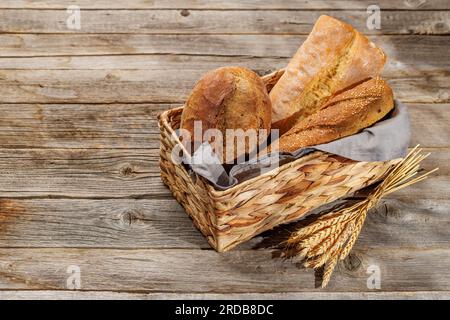 Varietà di pane assortite in un incantevole cestino, pronto per essere gustato. Con spazio di copia Foto Stock