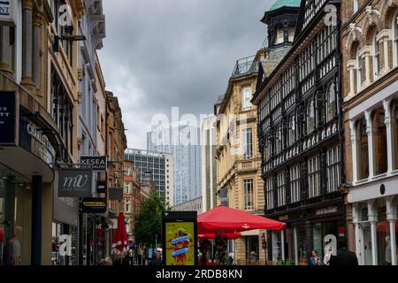 King Street, una zona trafficata del centro della città di Manchester, Inghilterra. Foto Stock