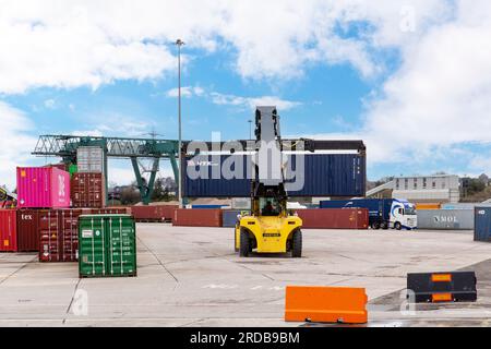 I container per la spedizione vengono caricati sul veicolo HGV in un deposito di container interno (ICD) nel Regno Unito. Foto Stock