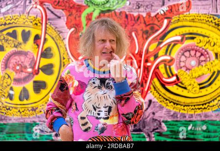 Sir Grayson Perry durante una foto per la mostra Grayson Perry: Smash Hits alla Royal Scottish Academy di Edimburgo, che copre i 40 anni di carriera dell'artista ed è descritta come la più grande mostra del suo lavoro fino ad oggi. Data foto: Giovedì 20 luglio 2023. Foto Stock