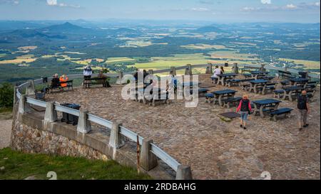 Jested, Repubblica Ceca, 29.06.2023, escursionisti che si godono la vista dalla piattaforma di osservazione situata sulla cima del monte Jested Foto Stock