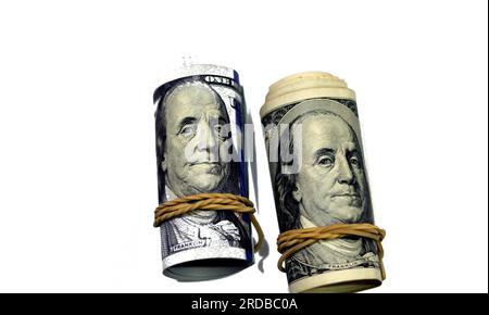 Rotoli di 100 banconote da cento dollari denaro contante vecchia e nuova serie arrotolata con bande di gomma con il ritratto del presidente Benjamin p. Foto Stock