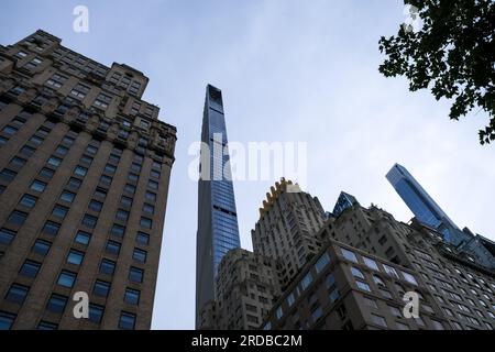 Dettaglio architettonico di Central Park South, situato tra Columbus Circle e Grand Army Plaza, il confine meridionale di Central Park a New York Foto Stock