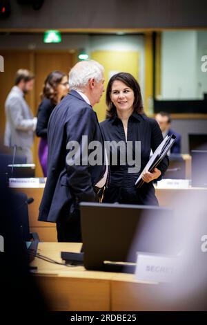 Bruxelles, Belgio. 20 luglio 2023.(RL) Annalena Baerbock, Ministro federale degli Esteri, parla con Josep Borrell, alto rappresentante dell'UE per gli affari esteri e la politica di sicurezza, prima di una sessione di lavoro dei ministri degli Esteri dell'UE. Bruxelles, 20.07.2023. Foto Stock