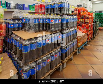 Italia - 19 luglio 2023: Pepsi in bottiglie di plastica confezionate su pallet per la vendita nella corsia delle bevande nel mercato italiano dei discount Foto Stock