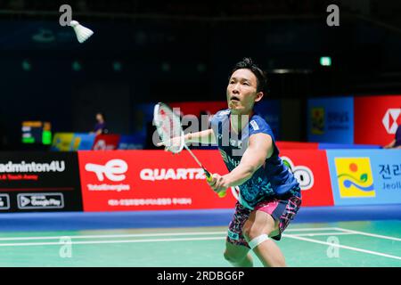 Yeosu, Corea del Sud. 20 luglio 2023. Il giapponese Kento momento gareggia nel match di secondo turno del singolare maschile contro la cinese Shi Yuqi al BWF Korea Open Badminton Championships 2023 a Yeosu, Corea del Sud, 20 luglio 2023. Crediti: Wang Yiliang/Xinhua/Alamy Live News Foto Stock