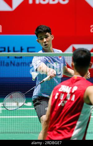 Yeosu, Corea del Sud. 20 luglio 2023. Loh Kean Yew di Singapore gareggia nel match di secondo turno del singolare maschile contro Zhao Junpeng della Cina al BWF Korea Open Badminton Championships 2023 a Yeosu, Corea del Sud, 20 luglio 2023. Crediti: Wang Yiliang/Xinhua/Alamy Live News Foto Stock