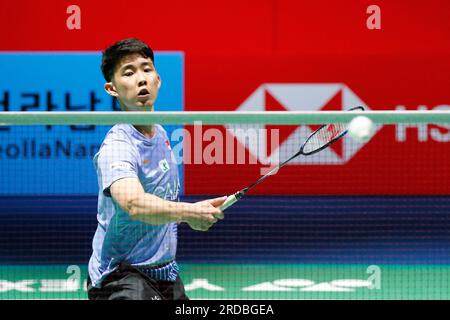 Yeosu, Corea del Sud. 20 luglio 2023. Loh Kean Yew di Singapore gareggia nel match di secondo turno del singolare maschile contro Zhao Junpeng della Cina al BWF Korea Open Badminton Championships 2023 a Yeosu, Corea del Sud, 20 luglio 2023. Crediti: Wang Yiliang/Xinhua/Alamy Live News Foto Stock