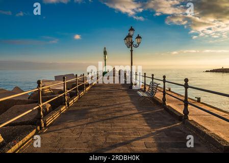 Terminal dei traghetti del Molo di Amalfi, di fronte al Golfo di Salerno verso il Mar Tirreno, in serata Foto Stock