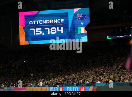 Un grande schermo mostra la partecipazione di 75.784 persone durante la Coppa del mondo femminile FIFA 2023, partita del gruppo B allo stadio di calcio di Sydney, Australia. Data foto: Giovedì 20 luglio 2023. Foto Stock