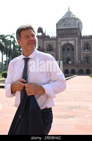 NEU Delhi, India. 20 luglio 2023. Robert Habeck (Bündnis 90/die Grünen), Vice Cancelliere e Ministro federale dell'economia e della protezione del clima, visita il Mausoleo di Safdarjung. Habeck vuole rafforzare la cooperazione con l’India per essere meno dipendente dalla Cina. Oltre ai colloqui politici, sono all'ordine del giorno anche le visite delle imprese e la partecipazione a una riunione dei ministri dell'energia del G20. Crediti: Britta Pedersen/dpa/Alamy Live News Foto Stock