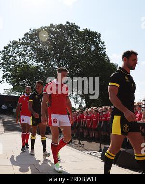 Pontypridd, Regno Unito. 20 luglio 2023. I giocatori del Galles arrivano indossando le nuove divise RWC casalinghe e Away mentre cantano gli scolari locali. In occasione del lancio della divisa 2023 della nazionale di rugby del Galles al Ynysangharad War Memorial Park giovedì 20 luglio 2023. foto di Andrew Orchard/Andrew Orchard fotografia sportiva/ Alamy Live News Credit: Andrew Orchard fotografia sportiva/Alamy Live News Foto Stock